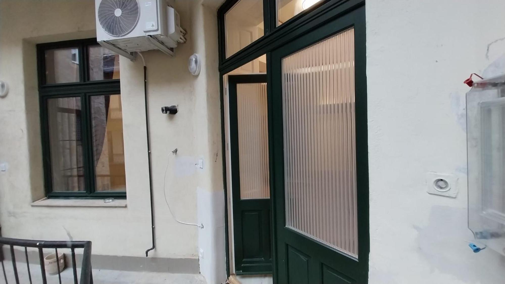 Szekely Apartment Near Deak Ferenc Square With Free Parking In Garage Boedapest Buitenkant foto