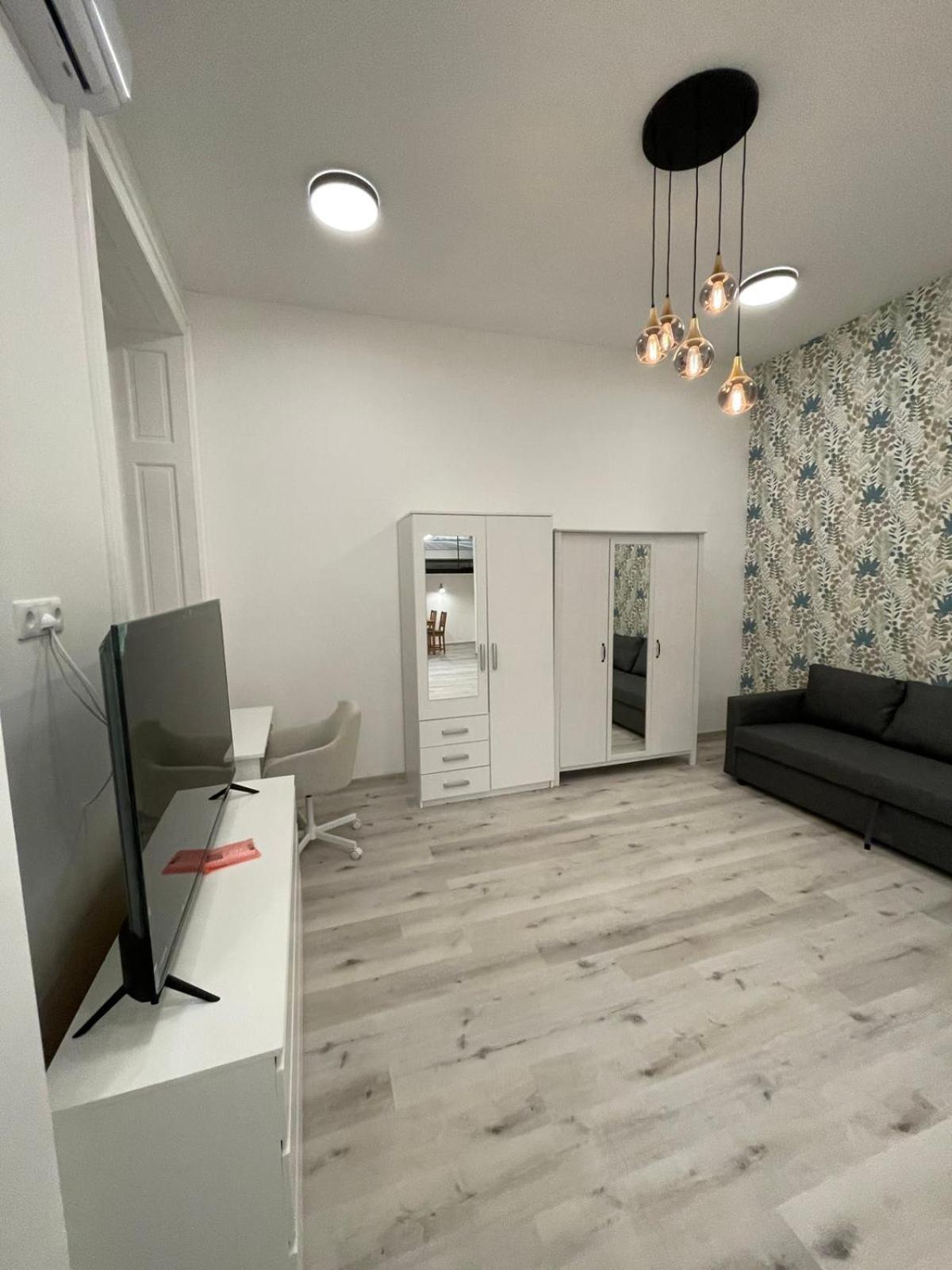 Szekely Apartment Near Deak Ferenc Square With Free Parking In Garage Boedapest Buitenkant foto
