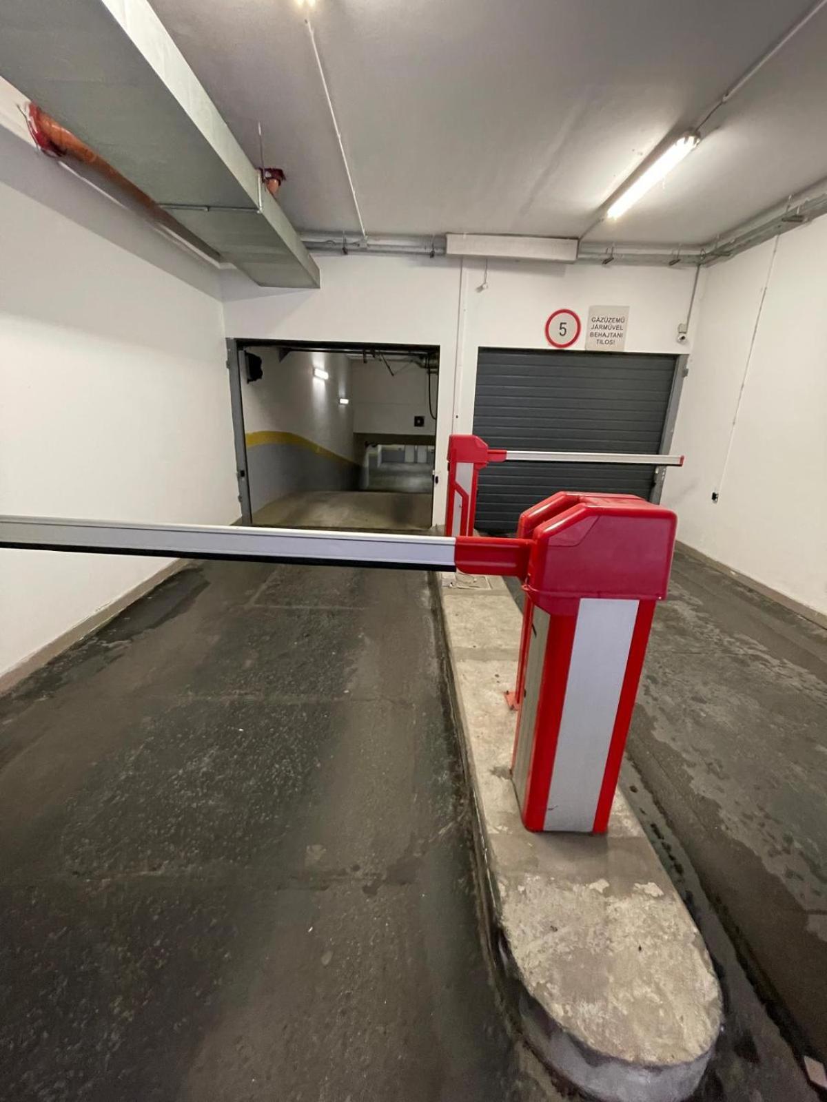 Szekely Apartment Near Deak Ferenc Square With Free Parking In Garage Boedapest Buitenkant foto